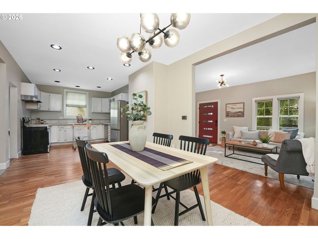 1617 Sw BROADWAY Dr, Portland, OR 97201