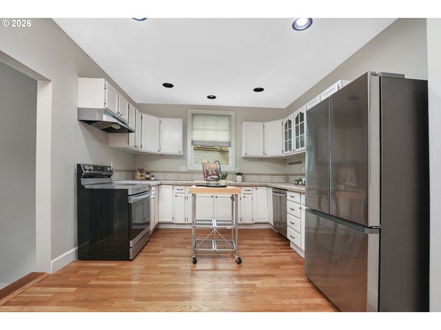 1617 Sw BROADWAY Dr, Portland, OR 97201