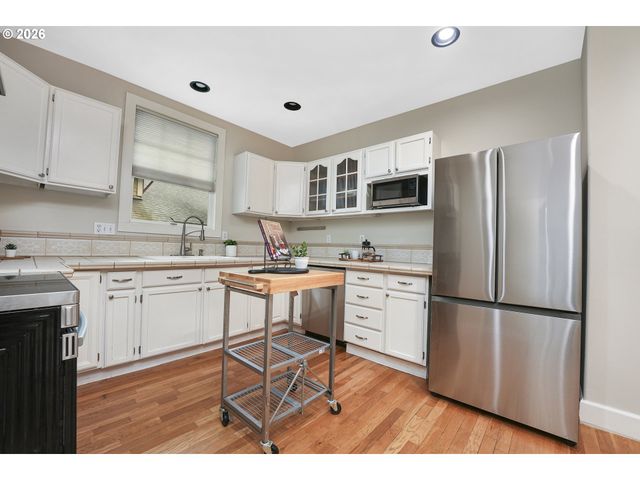 1617 Sw BROADWAY Dr, Portland, OR 97201
