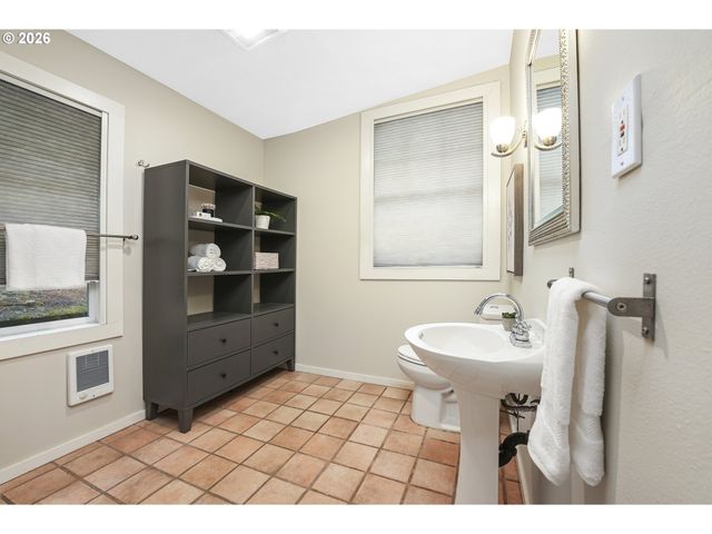 1617 Sw BROADWAY Dr, Portland, OR 97201