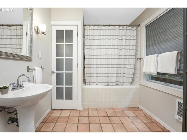 1617 Sw BROADWAY Dr, Portland, OR 97201