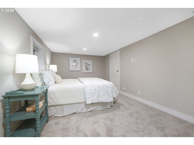1617 Sw BROADWAY Dr, Portland, OR 97201