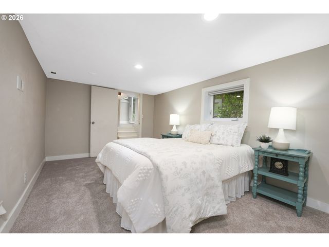 1617 Sw BROADWAY Dr, Portland, OR 97201