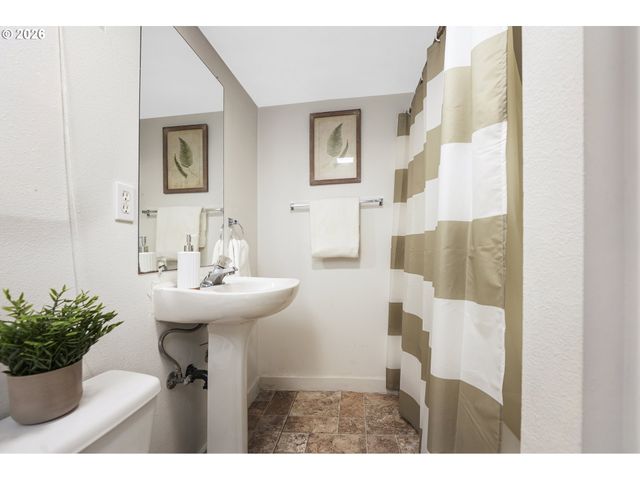1617 Sw BROADWAY Dr, Portland, OR 97201