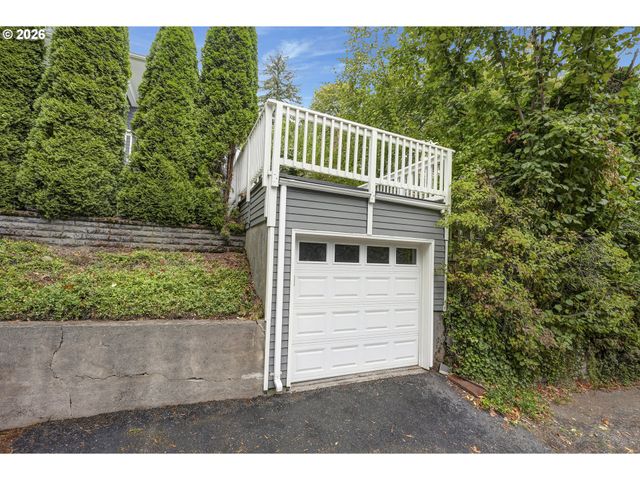 1617 Sw BROADWAY Dr, Portland, OR 97201