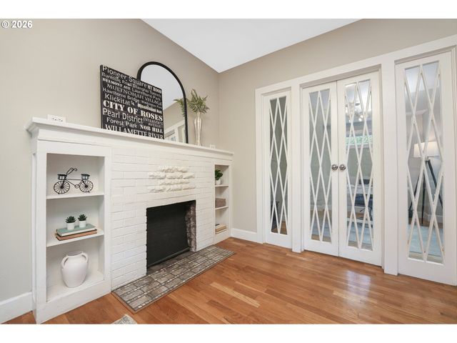 1617 Sw BROADWAY Dr, Portland, OR 97201