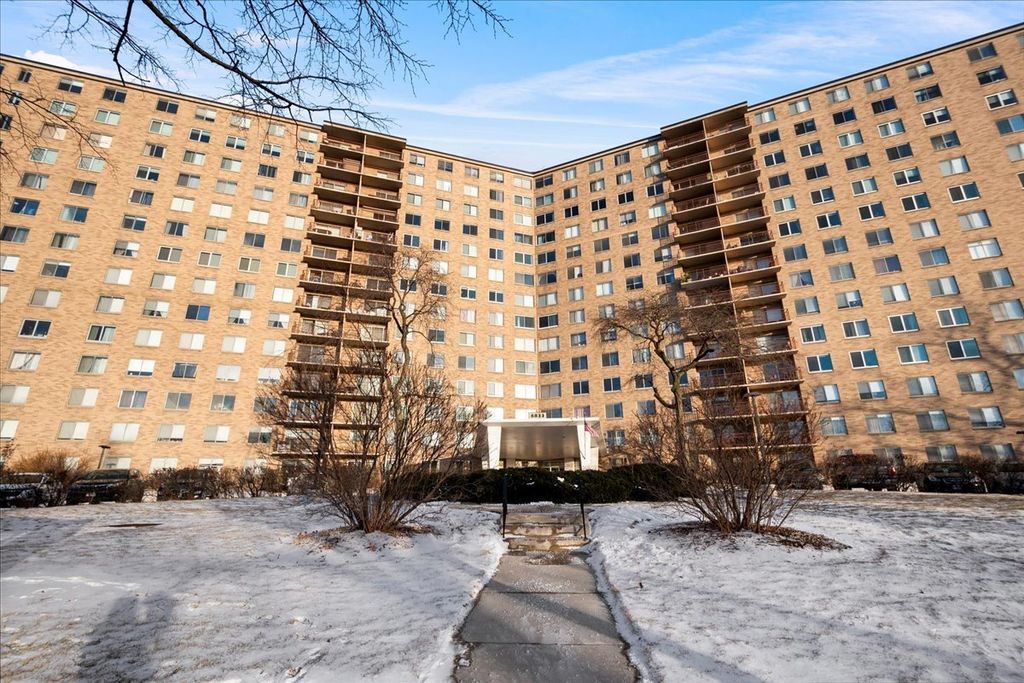 Image 1 of property listing at 6833 N Kedzie Avenue 1113, Chicago, IL 60645