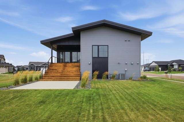 4718 Foxtail Lane S, Fargo, ND 58104
