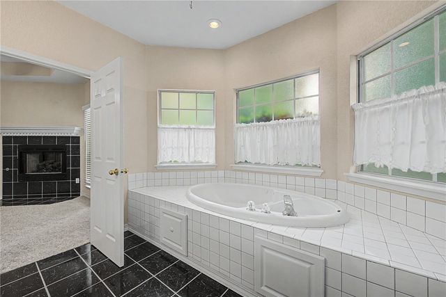 1738 N Hunters Ridge, Fayetteville, AR 72701