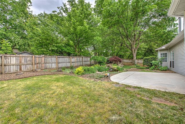 1738 N Hunters Ridge, Fayetteville, AR 72701