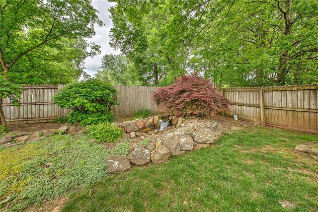 1738 N Hunters Ridge, Fayetteville, AR 72701