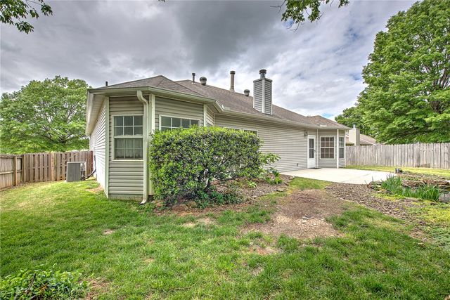 1738 N Hunters Ridge, Fayetteville, AR 72701