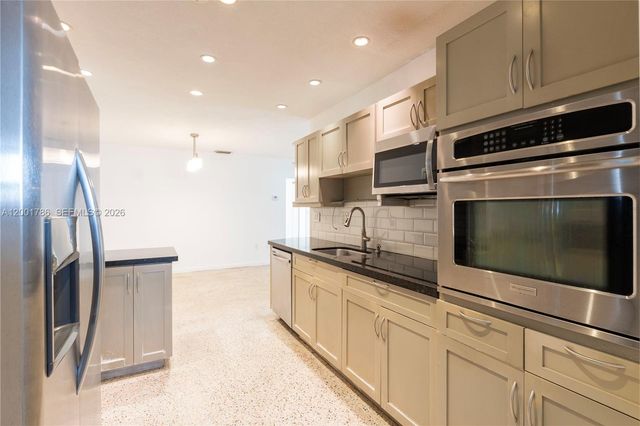 565 NE 160th Ter, Miami, FL 33162