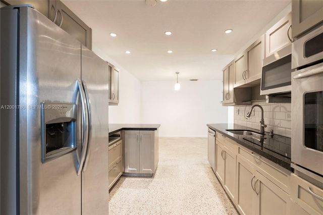 565 NE 160th Ter, Miami, FL 33162