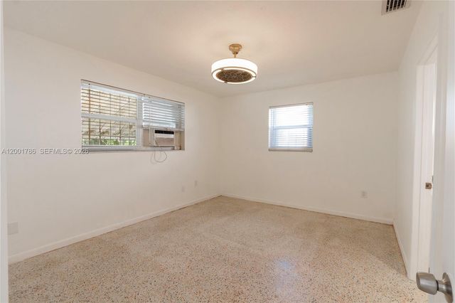 565 NE 160th Ter, Miami, FL 33162