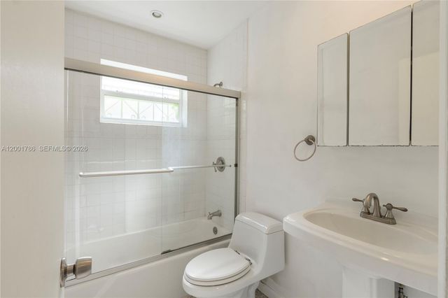 565 NE 160th Ter, Miami, FL 33162