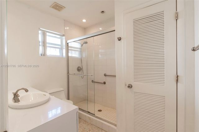 565 NE 160th Ter, Miami, FL 33162