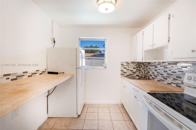 565 NE 160th Ter, Miami, FL 33162