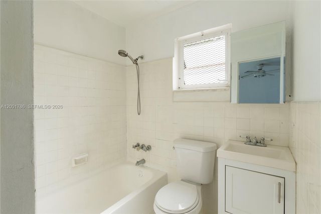 565 NE 160th Ter, Miami, FL 33162