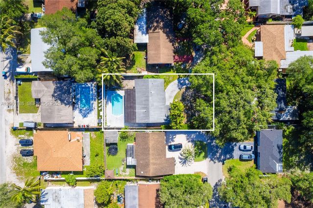 565 NE 160th Ter, Miami, FL 33162