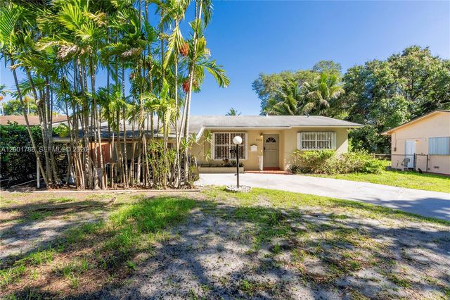 565 NE 160th Ter, Miami, FL 33162