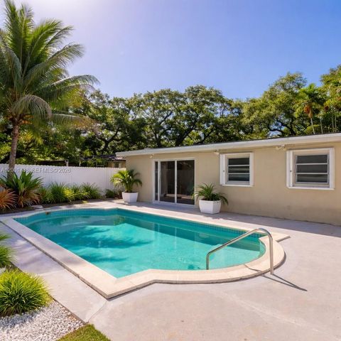 565 NE 160th Ter, Miami, FL 33162