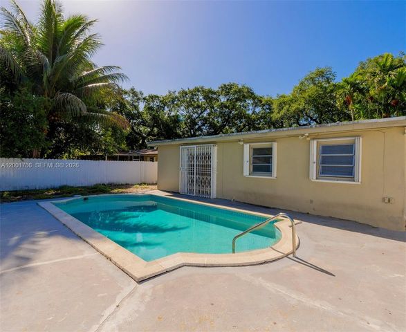 565 NE 160th Ter, Miami, FL 33162