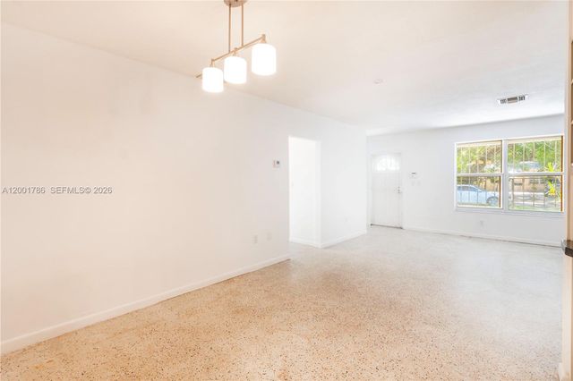 565 NE 160th Ter, Miami, FL 33162