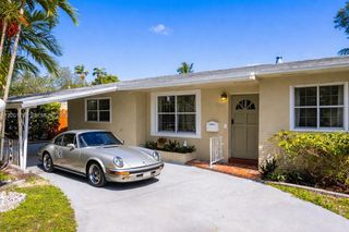 565 NE 160th Ter, Miami, FL 33162