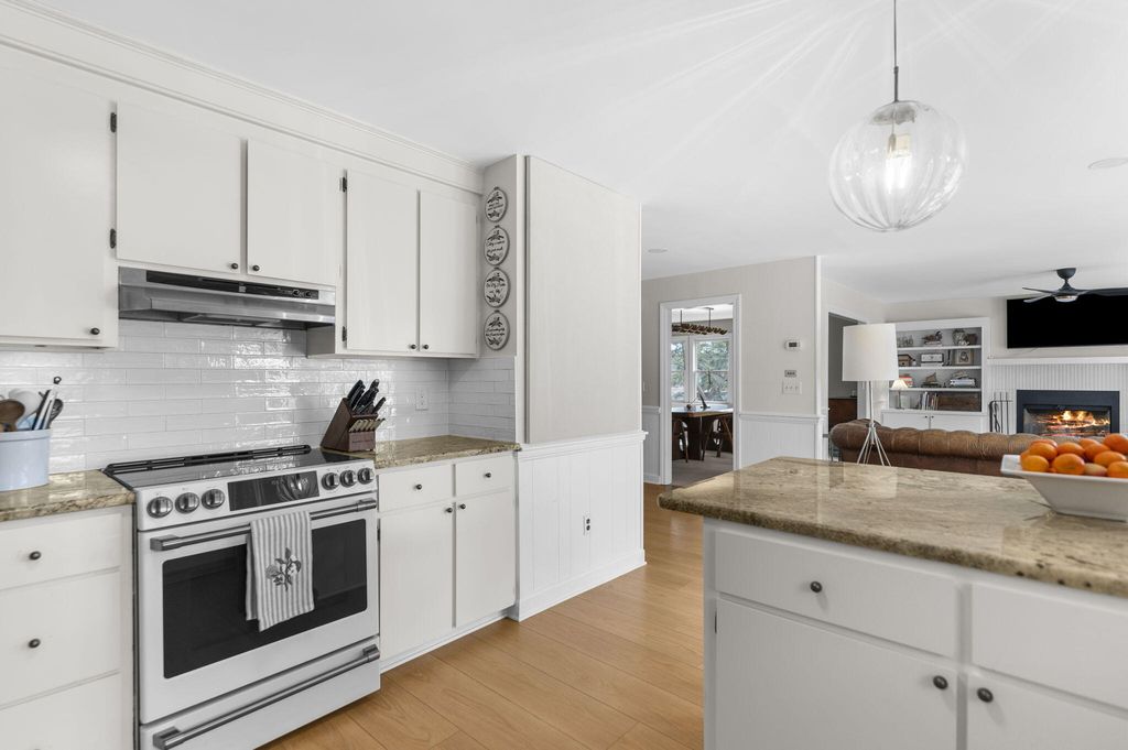 Image 5 of property listing at 276 Copahee Road, Mount Pleasant, SC 29464