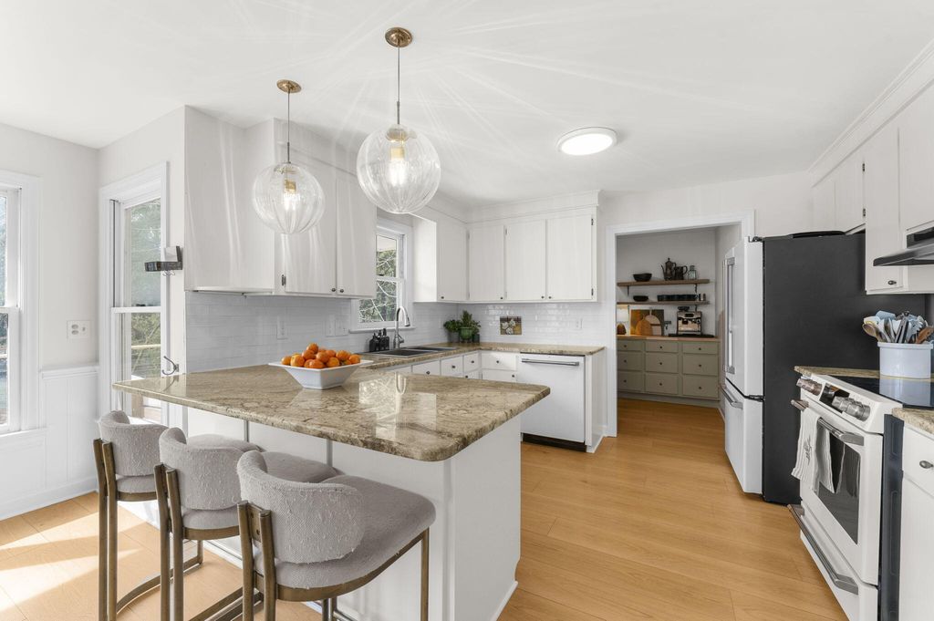 Image 6 of property listing at 276 Copahee Road, Mount Pleasant, SC 29464