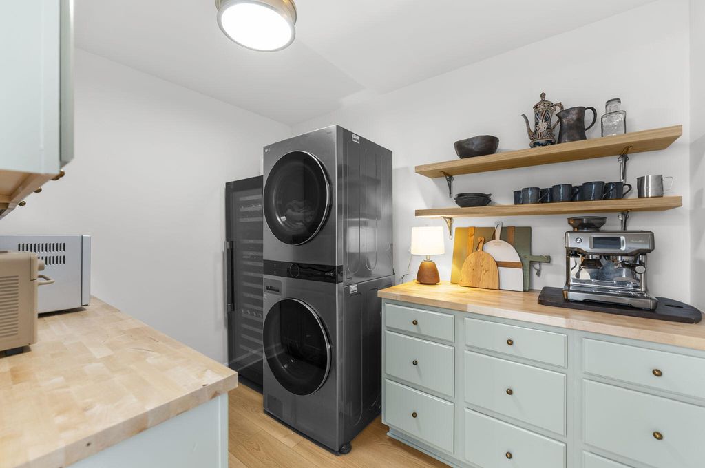 Image 7 of property listing at 276 Copahee Road, Mount Pleasant, SC 29464