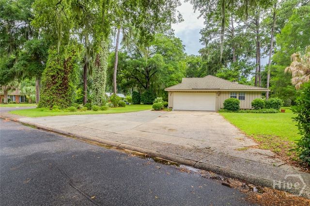 22 River Oaks Road, Savannah, GA 31410