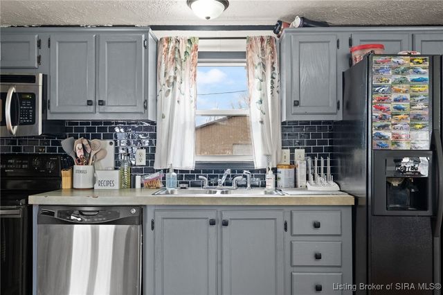 1323 W Kenwood Drive, Austin, IN 47102