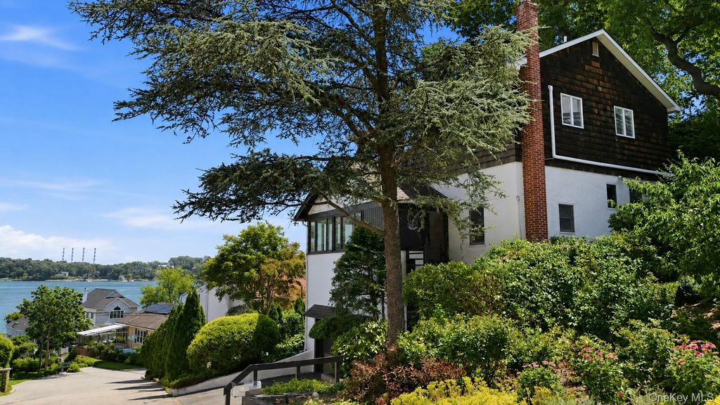 4 Bayview Drive, Huntington, NY 11743