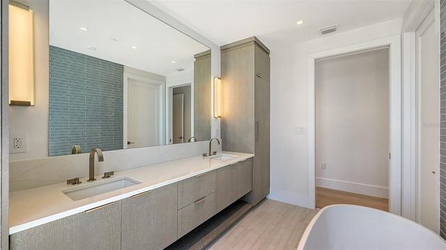 253 GOLDEN GATE POINT 401, Sarasota, FL 34236