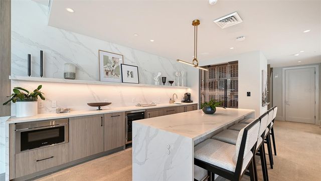 253 GOLDEN GATE POINT 401, Sarasota, FL 34236
