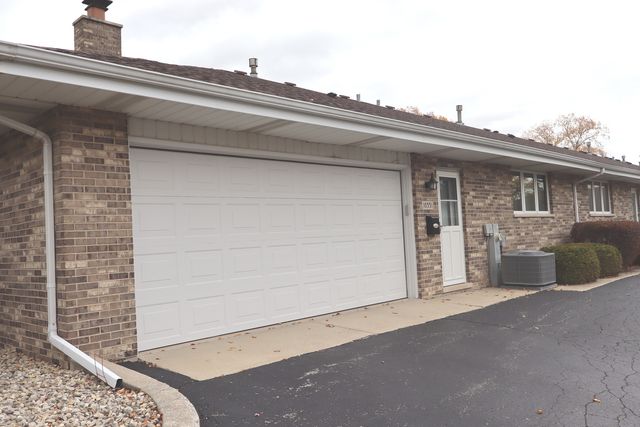 10551 EAGLE RIDGE Drive 127, Orland Park, IL 60467