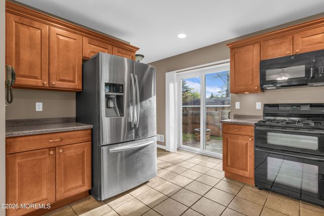 23 Oakland Mills Road, Manalapan, NJ 07726