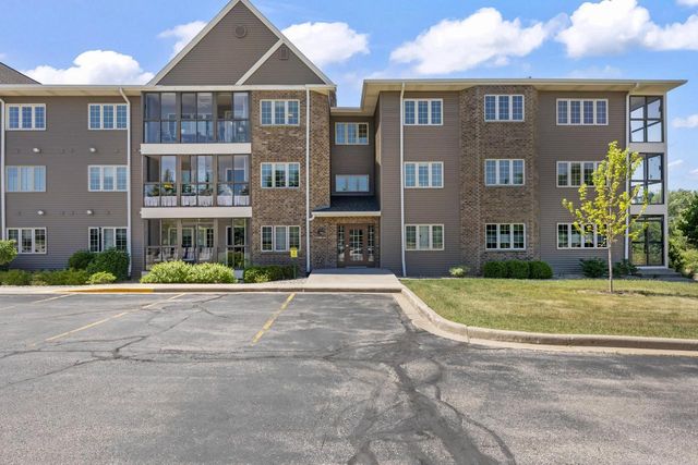 273 Oconomowoc PARKWAY, Oconomowoc, WI 53066
