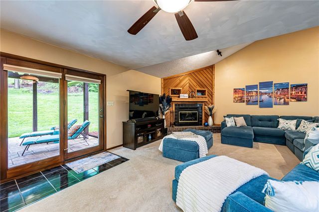 691 Adele Dr, North Huntingdon, PA 15642