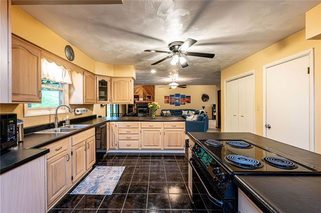 691 Adele Dr, North Huntingdon, PA 15642