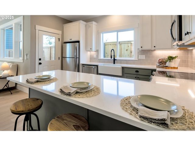 7255 Se Duke St Unit 4, Portland, OR 97206