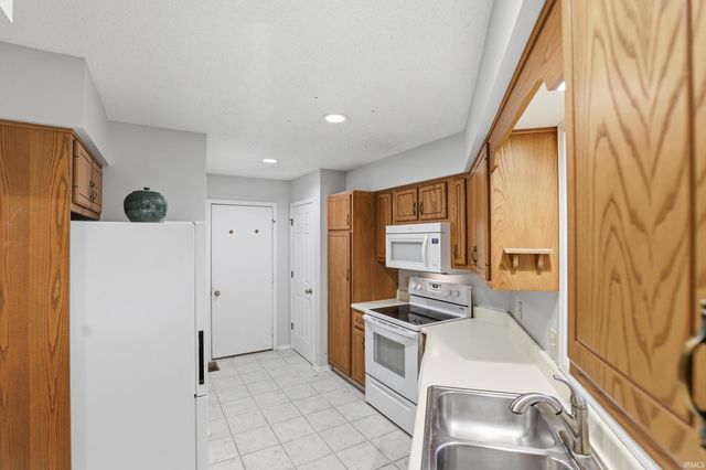 2908 Wood Knoll Lane, Fort Wayne, IN 46804