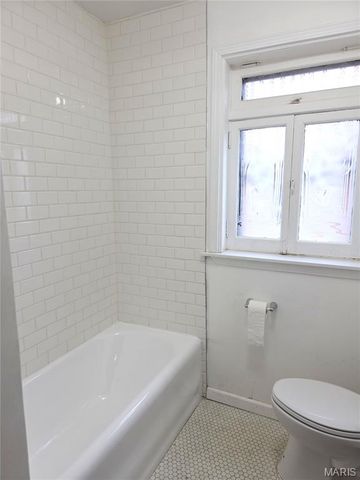 8578 Drury Lane, St Louis, MO 63147