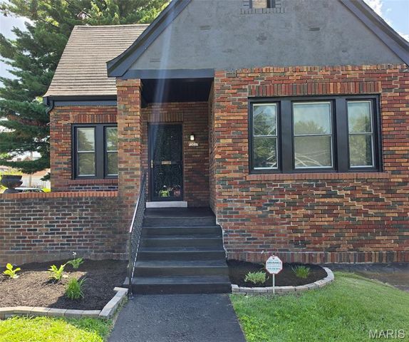 8578 Drury Lane, St Louis, MO 63147