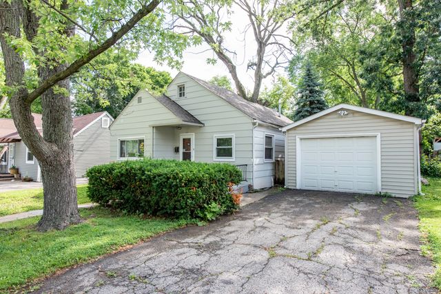 221 Kenwood Drive, Round Lake Park, IL 60073