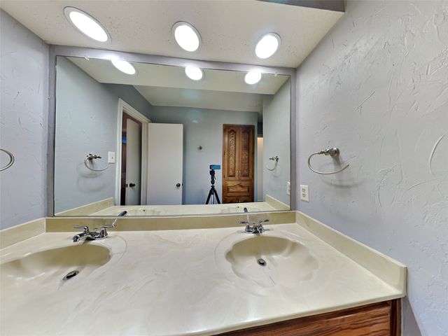 1920 Oakbluff Drive, Carrollton, TX 75007