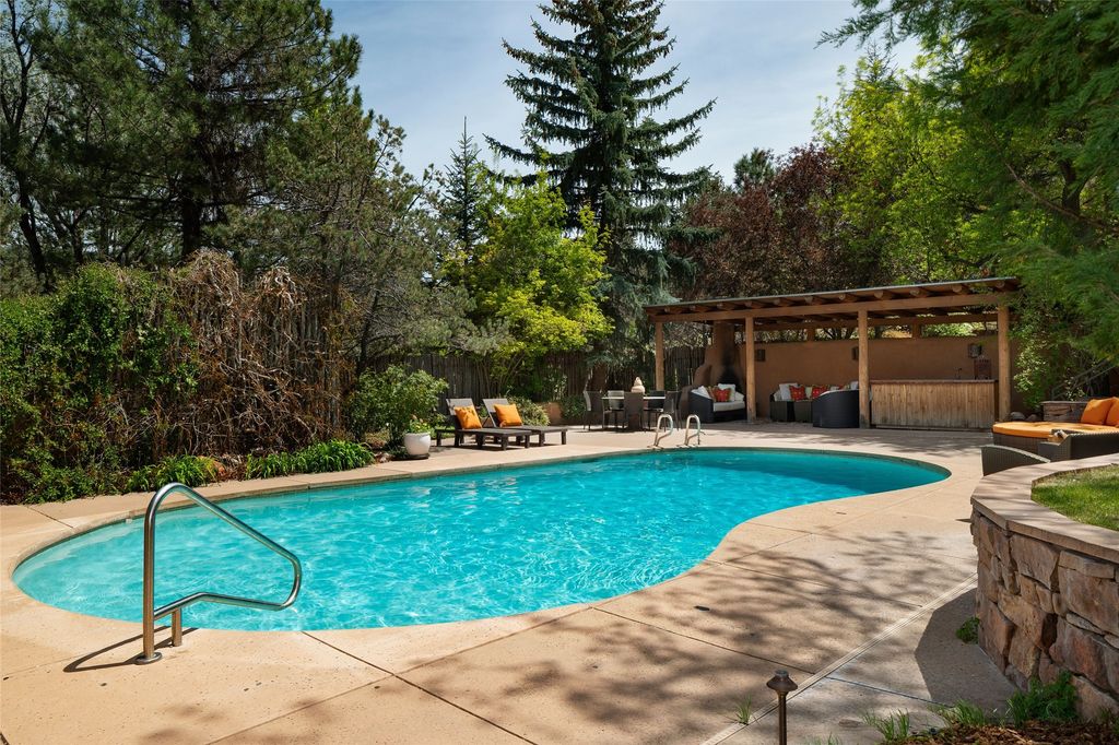 Image 17 of property listing at 515-519 Camino Del Monte Sol, Santa Fe, NM 87505