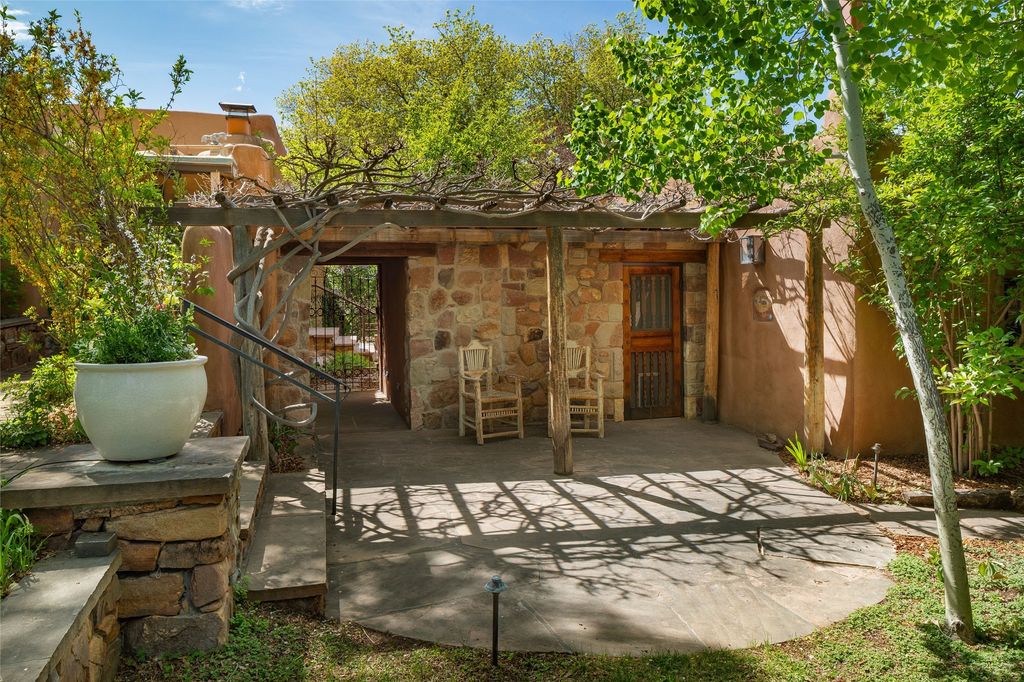 Image 22 of property listing at 515-519 Camino Del Monte Sol, Santa Fe, NM 87505